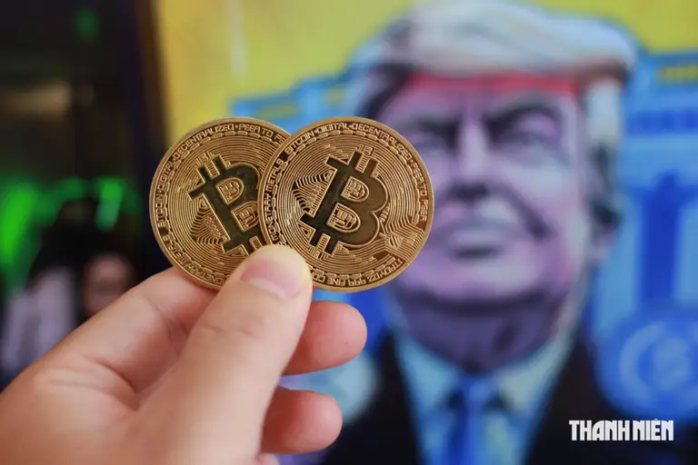 Đồng xu biểu tượng Bitcoin trước ảnh chân dung Tổng thống Mỹ Donald Trump