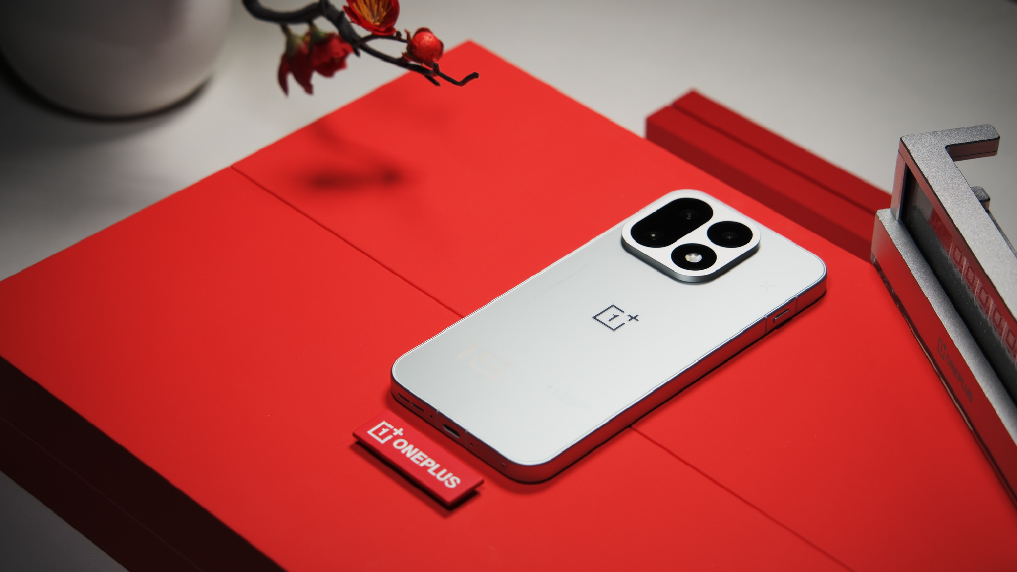 OnePlus 16 ra mắt với pin 9000mAh, màn hình 185Hz, camera chính 200 MP - Ảnh 3.