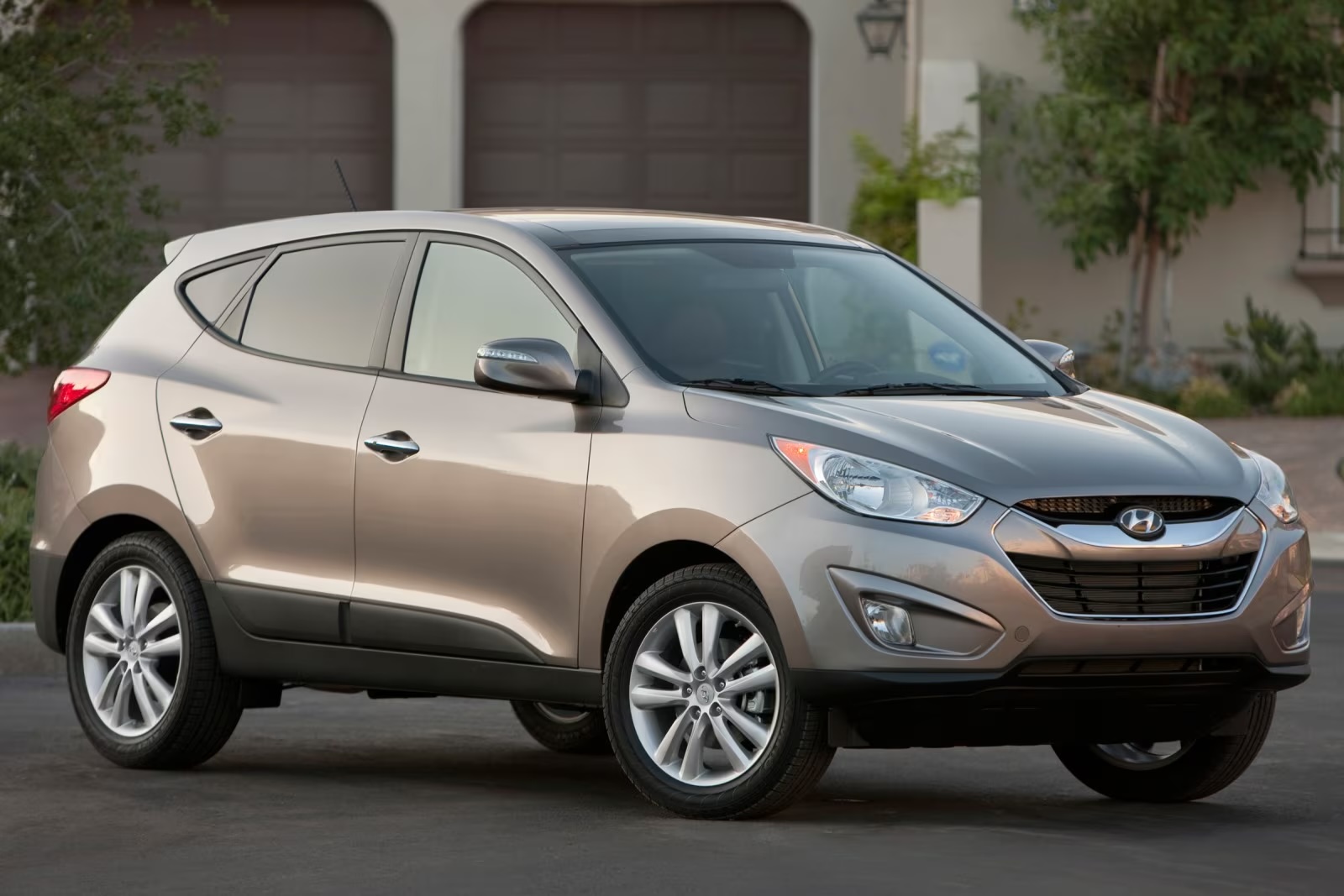 Hyundai Tucson đời thứ 2 có thiết kế mềm mại, mang dáng crossover đô thị hơn