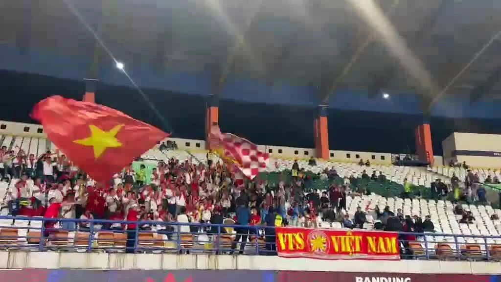 CĐV Việt Nam có mặt từ sớm để cổ động trên khán đài sân Si Jalak Harupat, Bandung, Indonesia. Video: Đức Đồng