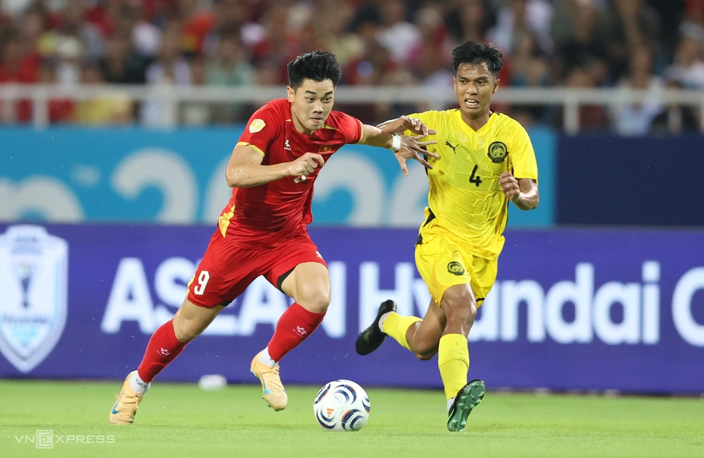 Nguyễn Đình Bắc rê bóng trong trận đội tuyển Việt Nam thắng Malaysia 2-0 ở lượt về bán kết ASEAN Cup 2026, tối 19/8 tại sân Mỹ Đình, Hà Nội. Ảnh: Đức Đồng
