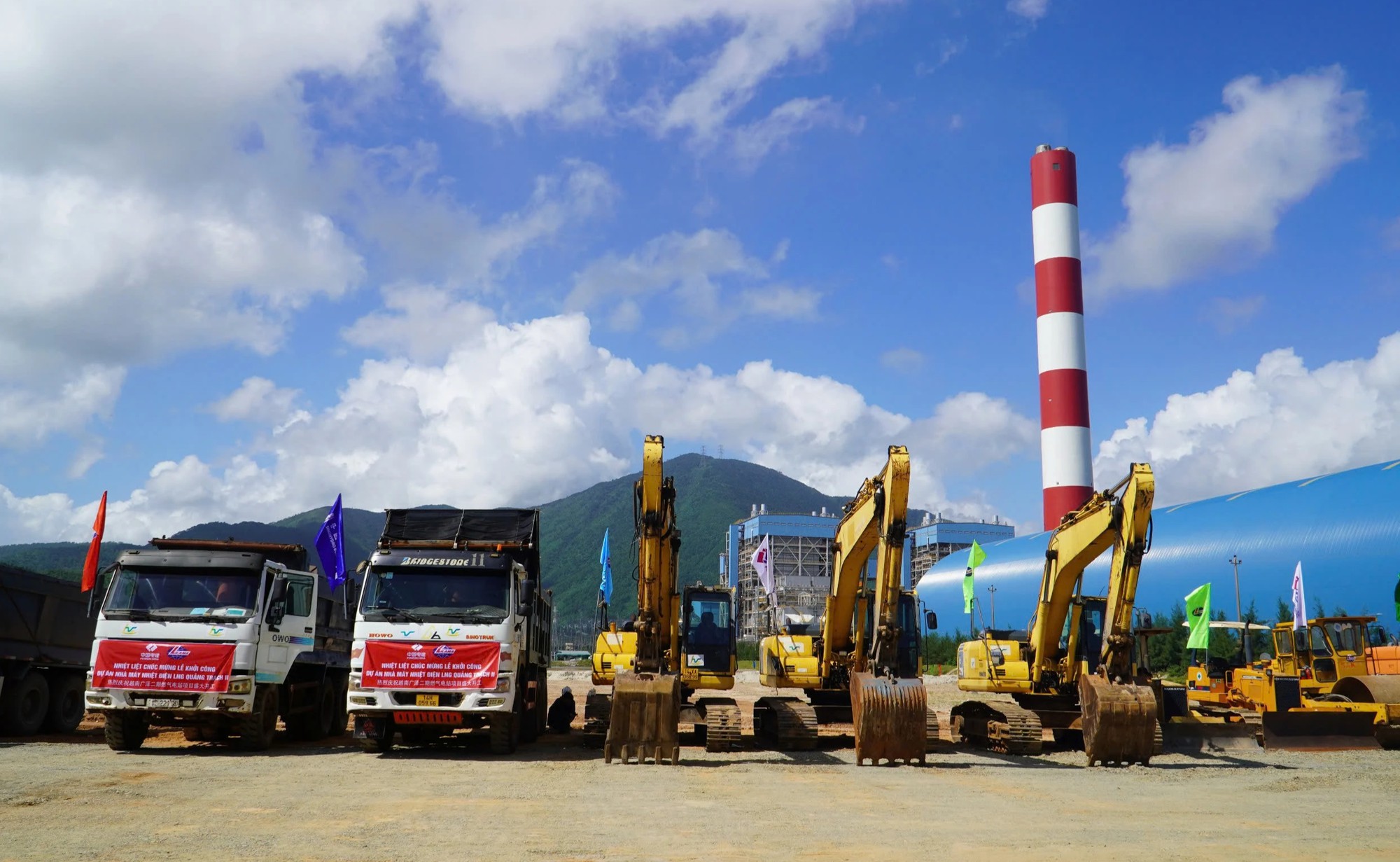 Xe, máy sẵn sàng để xây dựng Nhà máy nhiệt điện LNG Quảng Trạch 2