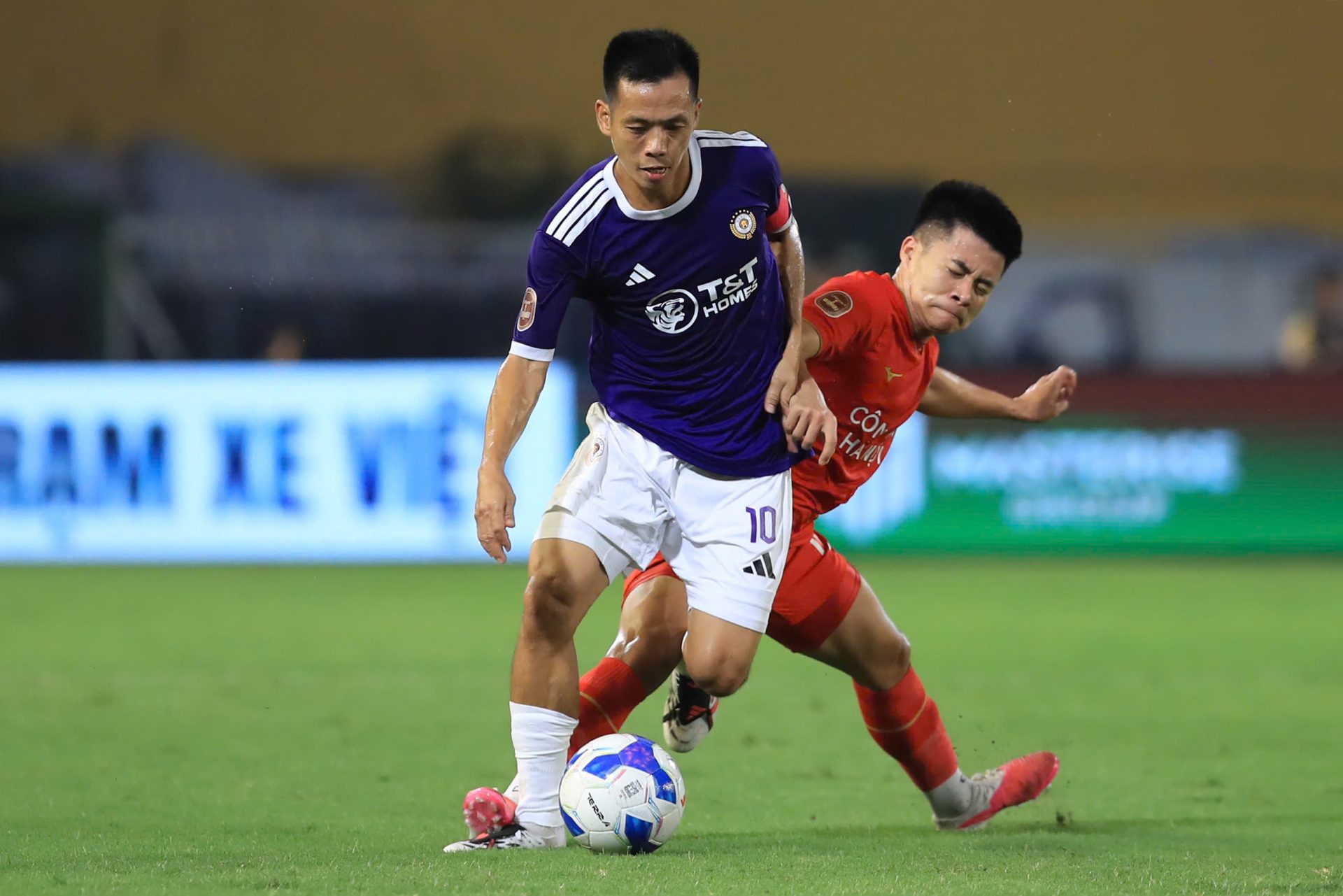 Nguyễn Văn Quyết cùng CLB Hà Nội tiếp đón CLB Ninh Bình ở vòng 6 V-League 2026-2027 trên sân Hàng Đẫy