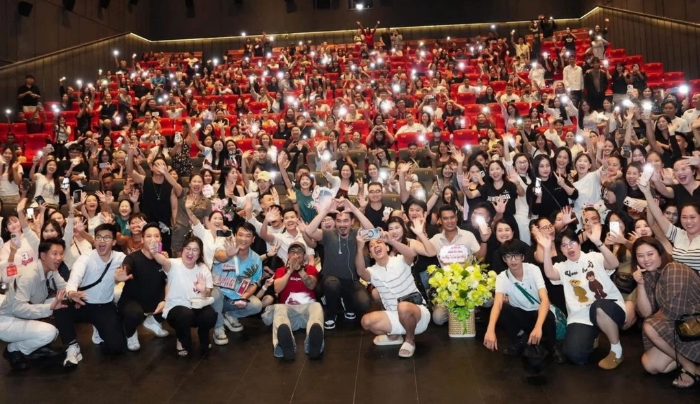 Êkíp "Trại buôn người" giao lưu với khán giả Hải Phòng trong cine-tour hôm 10/10. Ảnh: Đoàn phim cung cấp