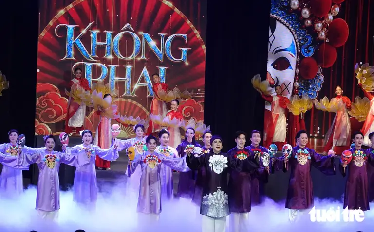 Ca cảnh mở màn live show Không phai của nghệ sĩ Kim Tử Long - Ảnh: LINH ĐOAN