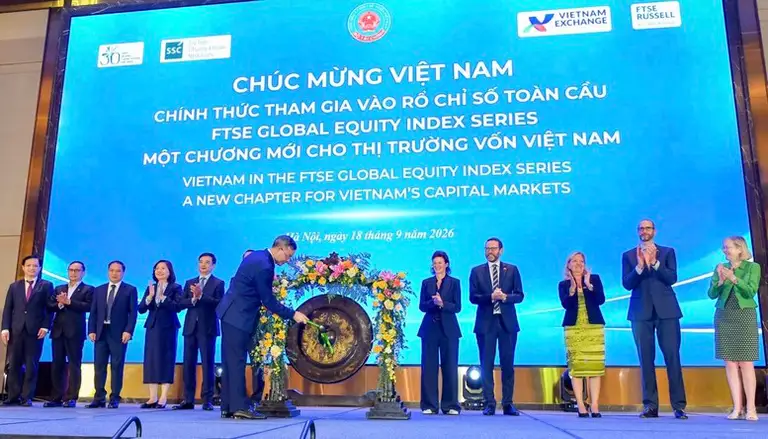 Bộ trưởng Ngô Văn Tuấn thực hiện nghi thức đánh cồng, đánh dấu Việt Nam chính thức tham gia vào chỉ số thị trường mới nổi của FTSE GEIS - Ảnh: chinhphu.vn