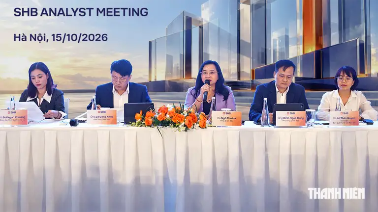 Tổng giám đốc Ngân hàng TMCS Hà Nội - Sài Gòn (SHB) Ngô Thu Hà thông tin với các nhà đầu tư tại hội nghị chiều 15.10