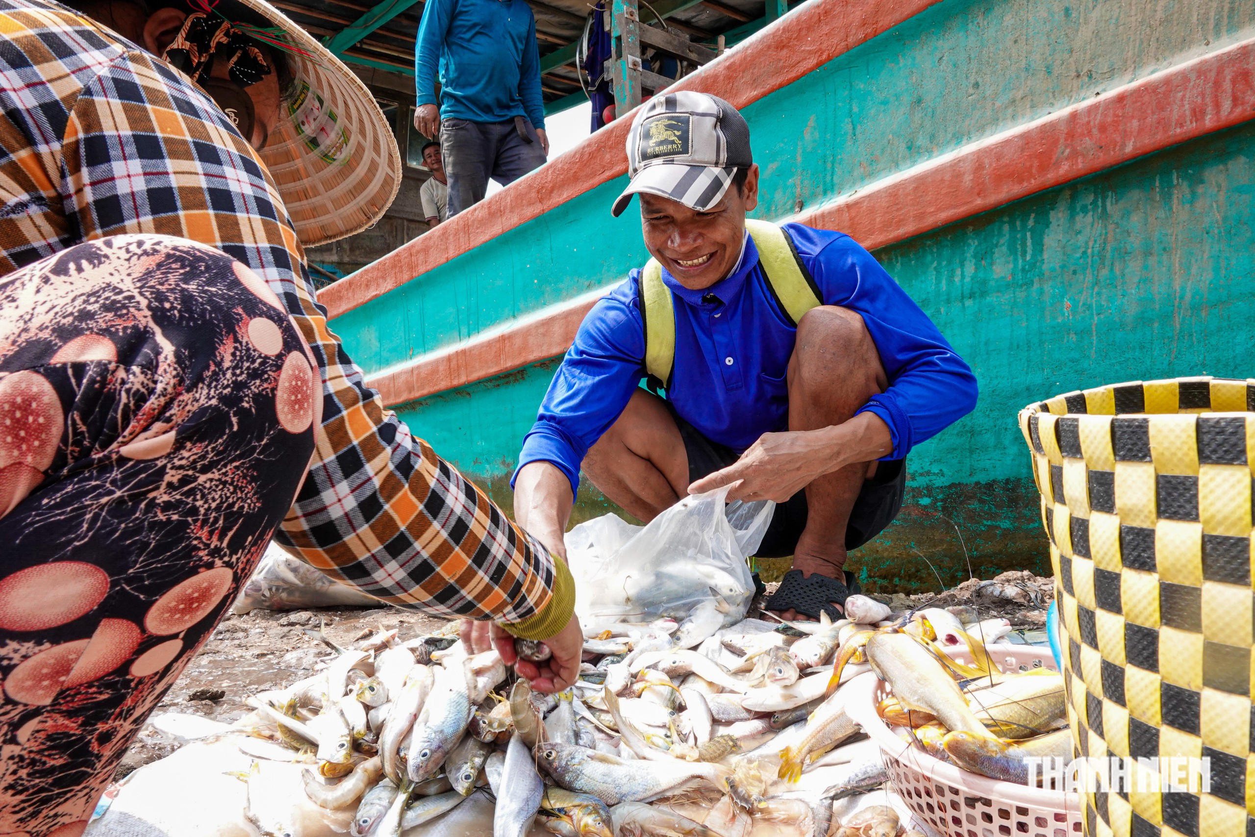 Nhiều loại hải sản tươi cập bến được người dân đến thu mua đem bán tại các chợ