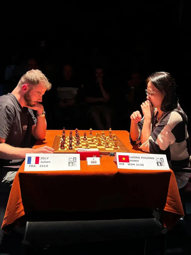Kỳ thủ Lương Phương Hạnh (phải) thích thú khi nói về thể loại cờ 960 (Freestyle Chess) - Ảnh: FBNV