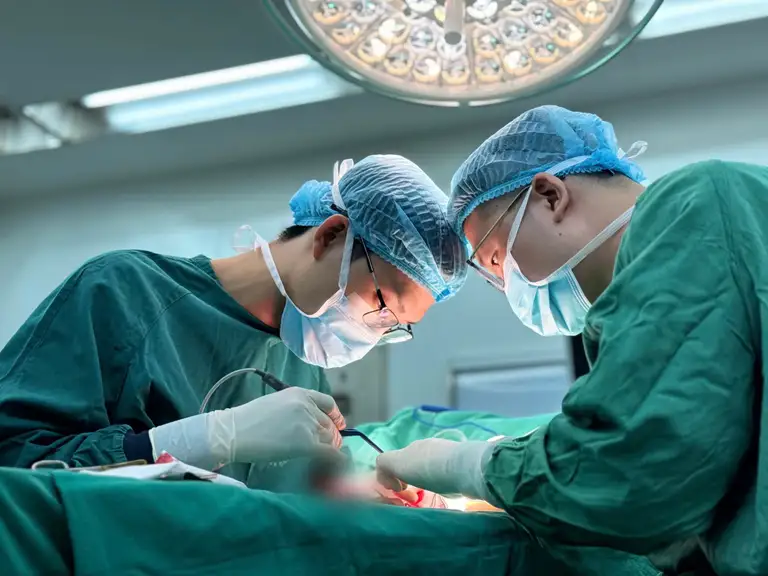 Bác sĩ Bệnh viện Bệnh nhiệt đới Trung ương phẫu thuật cho bệnh nhân - Ảnh: BVCC