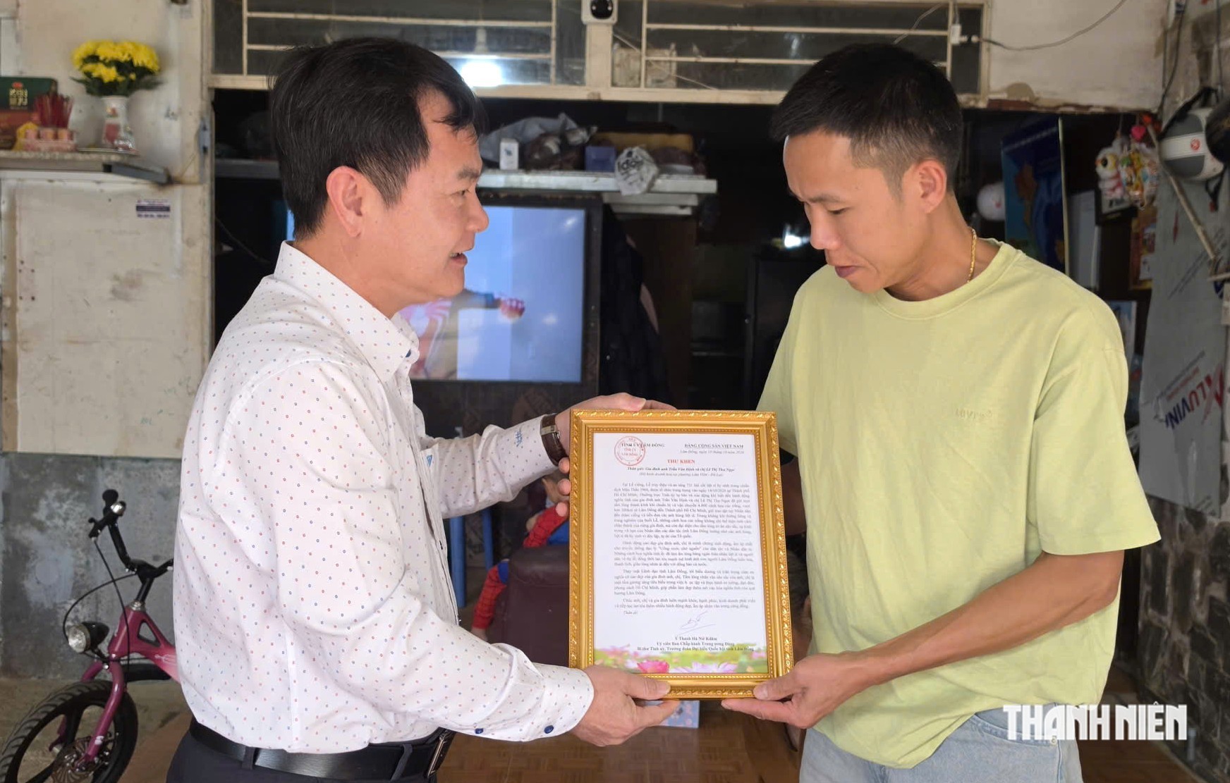 Lãnh đạo Văn phòng Tỉnh ủy trao thư khen của ông Y Thanh Hà Niê Kđăm, Bí thư Tỉnh ủy Lâm Đồng đến anh Trần Văn Định