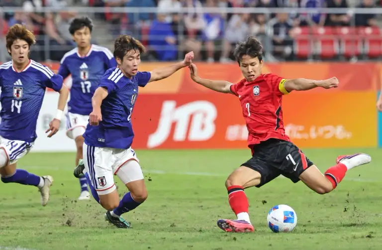 Tiền vệ Eom Ji-sung (7) của Hàn Quốc ghi bàn trong trận thắng Nhật Bản 1-0 ở chung kết bóng đá nam ASIAD 2026, trên sân Toyota, Nhật Bản ngày 3/10/2026. Ảnh: Yonhap