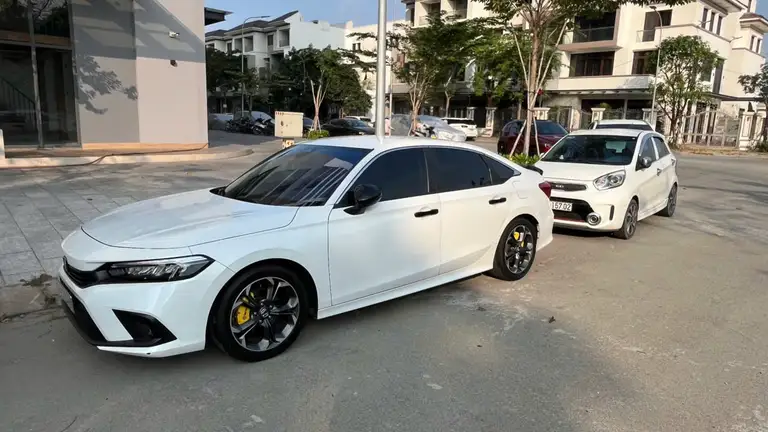 Màu sơn cũng đóng vai trò quan trọng trong việc ảnh hưởng đến lượng nhiệt mà xe hấp thụ khi đỗ dưới trời nắng nóng