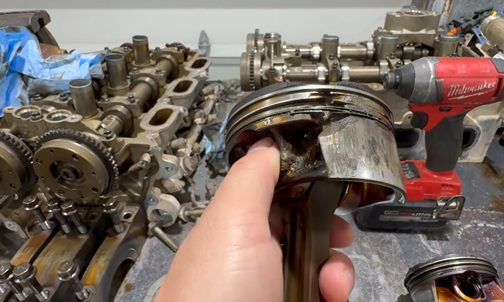 Một trong số các piston hư hỏng nghiêm trọng. Ảnh: I Do Cars