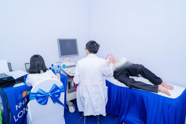 Bác sĩ siêu âm, tư vấn cách chăm sóc sức khỏe tiêu hóa cho người dân - Ảnh: Hoàng Khánh