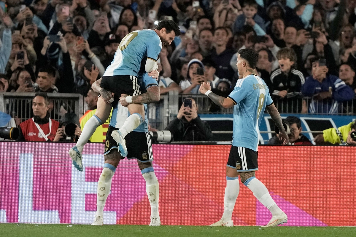 Otamendi nhấc bổng Messi sau bàn mở tỷ số, tại sân Monumental, Buenos Aires, Argentina ngày 6/10/2026. Ảnh: AP