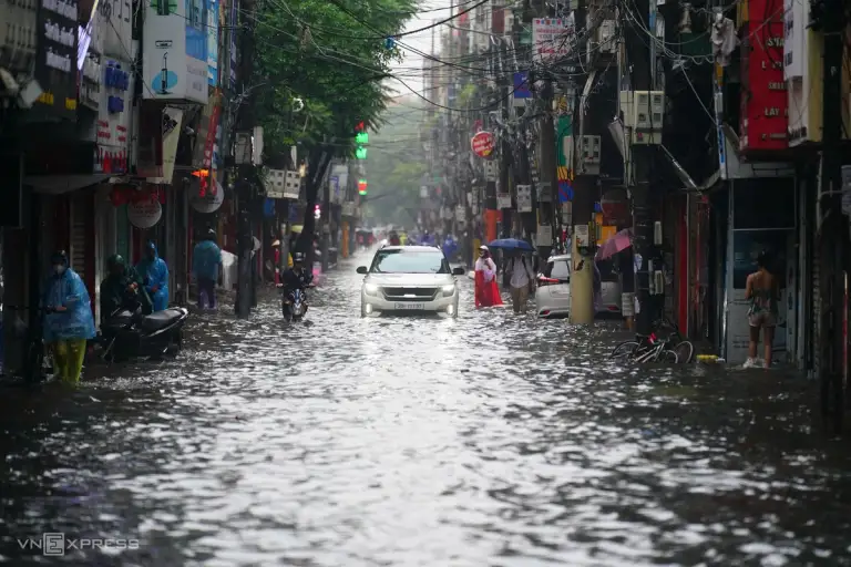 Nhiều người phải dắt xe chết máy tạm vào hai bên vỉa hè đường. Ảnh: Hoàng Giang