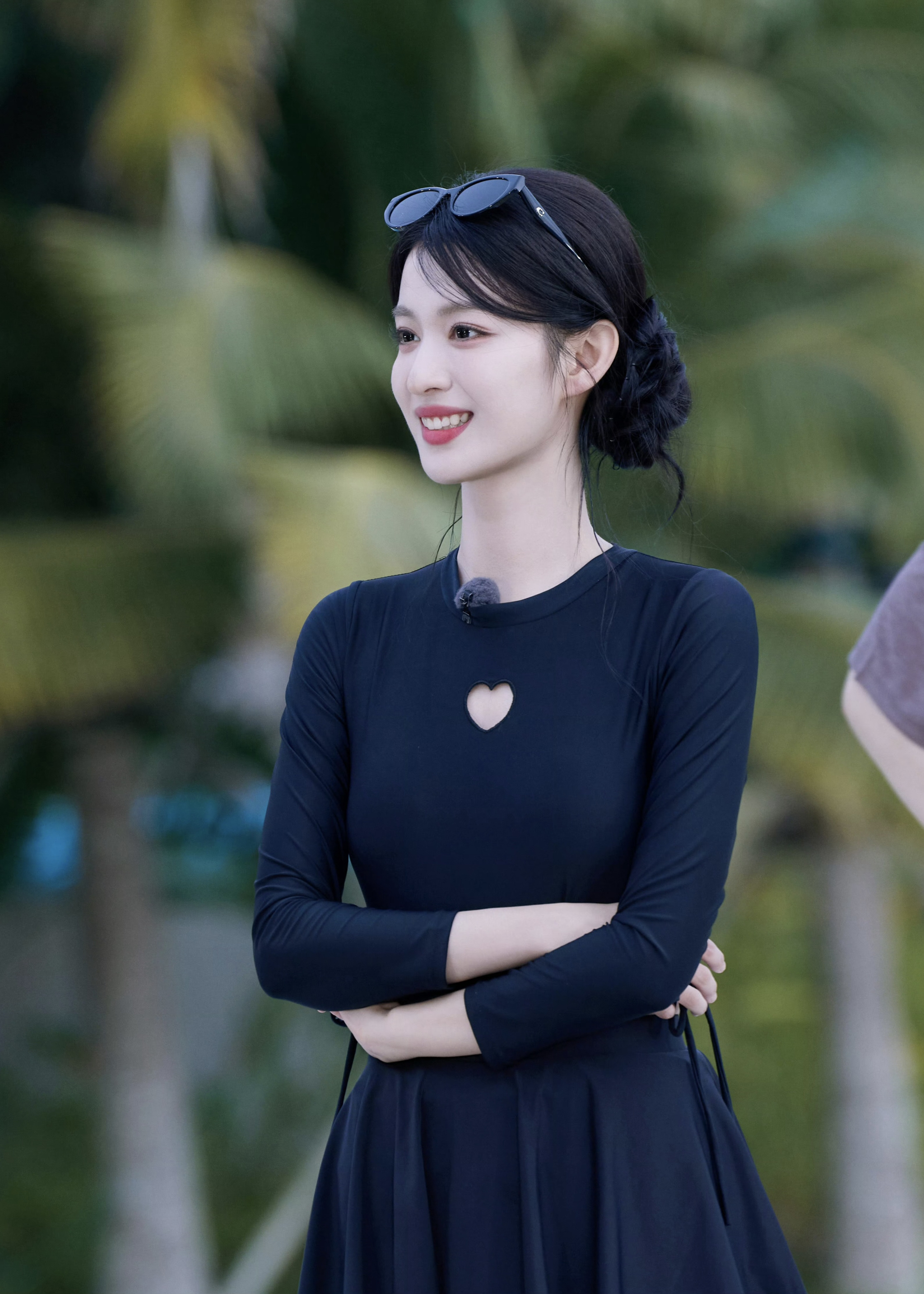 Bộ đồ bơi mỏng tang, o ép khiến Vương Sở Nhiên bị dòm ngó trên sóng truyền hình