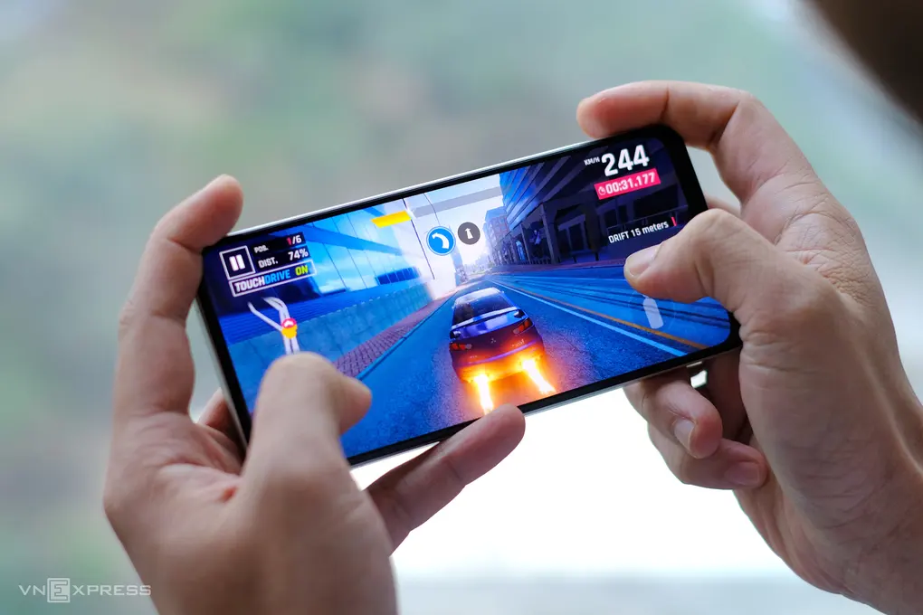 Một người chơi game trên điện thoại. Ảnh: Tuấn Hưng