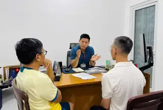 Trưởng phòng Khoa học - Y học Thể thao, bác sĩ Phạm Thanh Nghị (giữa) chủ trương hướng sự quan tâm đến cộng đồng - Ảnh: SSM