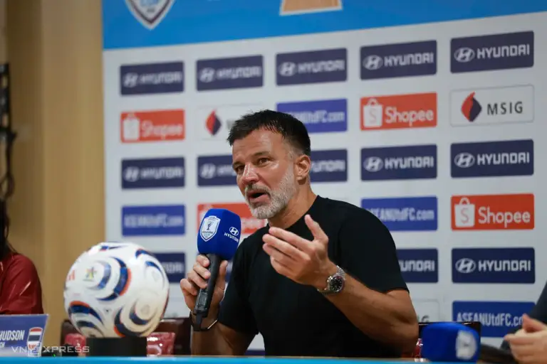 HLV Anthony Hudson trả lời họp báo sau trận gặp Việt Nam ở lượt về chung kết ASEAN Cup 2026 trên sân Mỹ Đình, Hà Nội ngày 26/8/2026. Ảnh: Đức Đồng