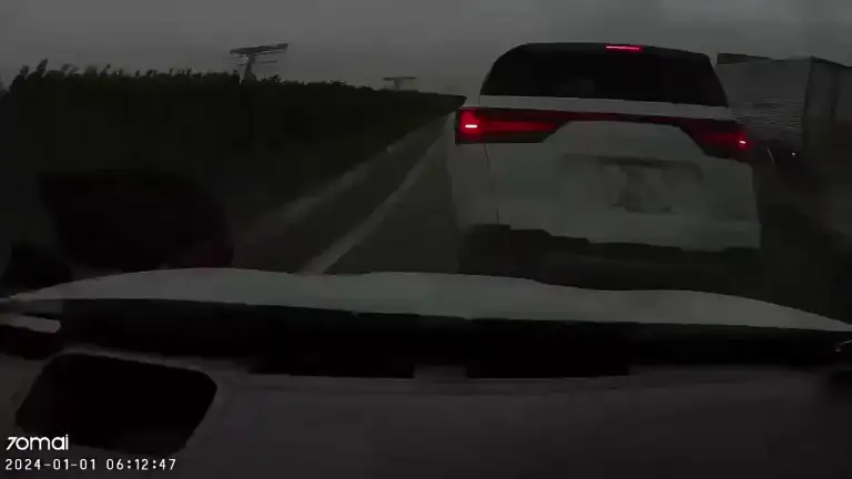 Tình huống tương tự, trên cao tốc Pháp Vân - Cầu Giẽ, xe SUV màu trắng liên tục đổi hướng, phanh gấp, khiến các xe phía sau tông liên hoàn, ngày 15/9. Video: CTV