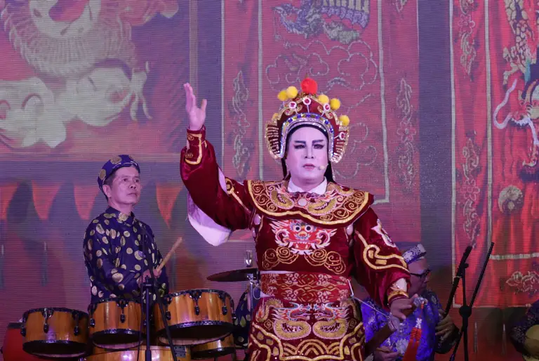 Các nghệ sĩ biểu diễn hát bội trong khuôn khổ ngày hội - Ảnh: M.N.