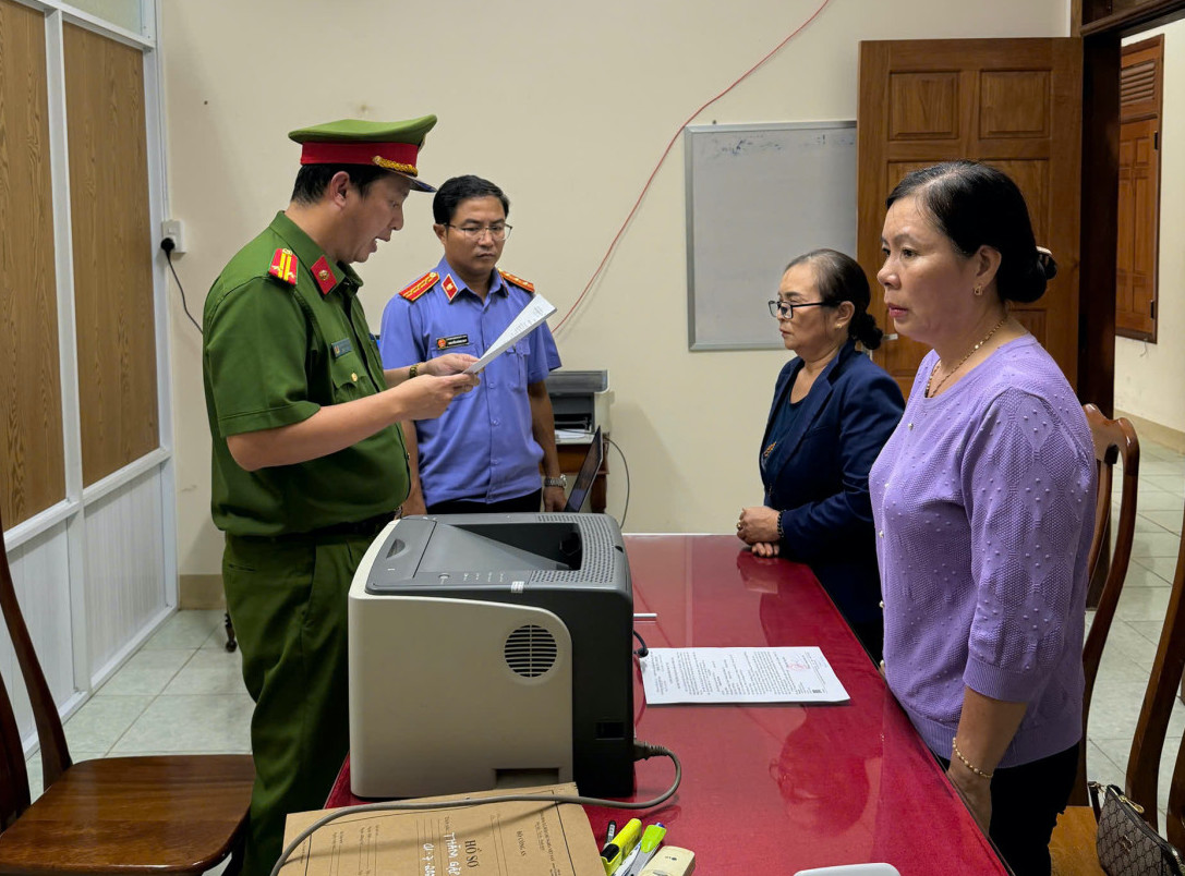 Cơ quan chức năng tống đạt quyết định khởi tố đối với bị can Bùi Thị Phú và Nguyễn Thị Mai
