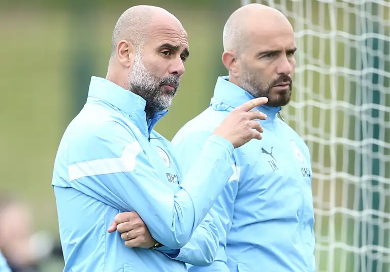 Enzo Maresca (phải) cùng Pep Guardiola trên sân tập ở trung tâm huấn luyện Man City, Manchester, Anh vào tháng 6/2023. Ảnh: EPA