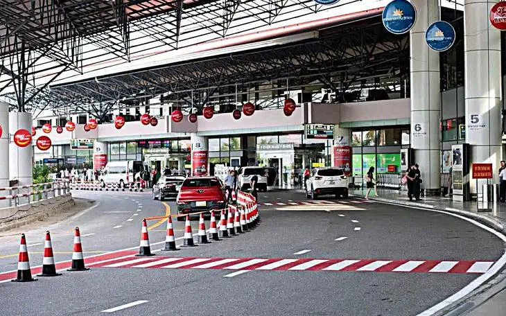 Sân bay Nội Bài vừa phân làn, nhiều trường hợp đã bị xử phạt vì lỗi này - Ảnh 1.