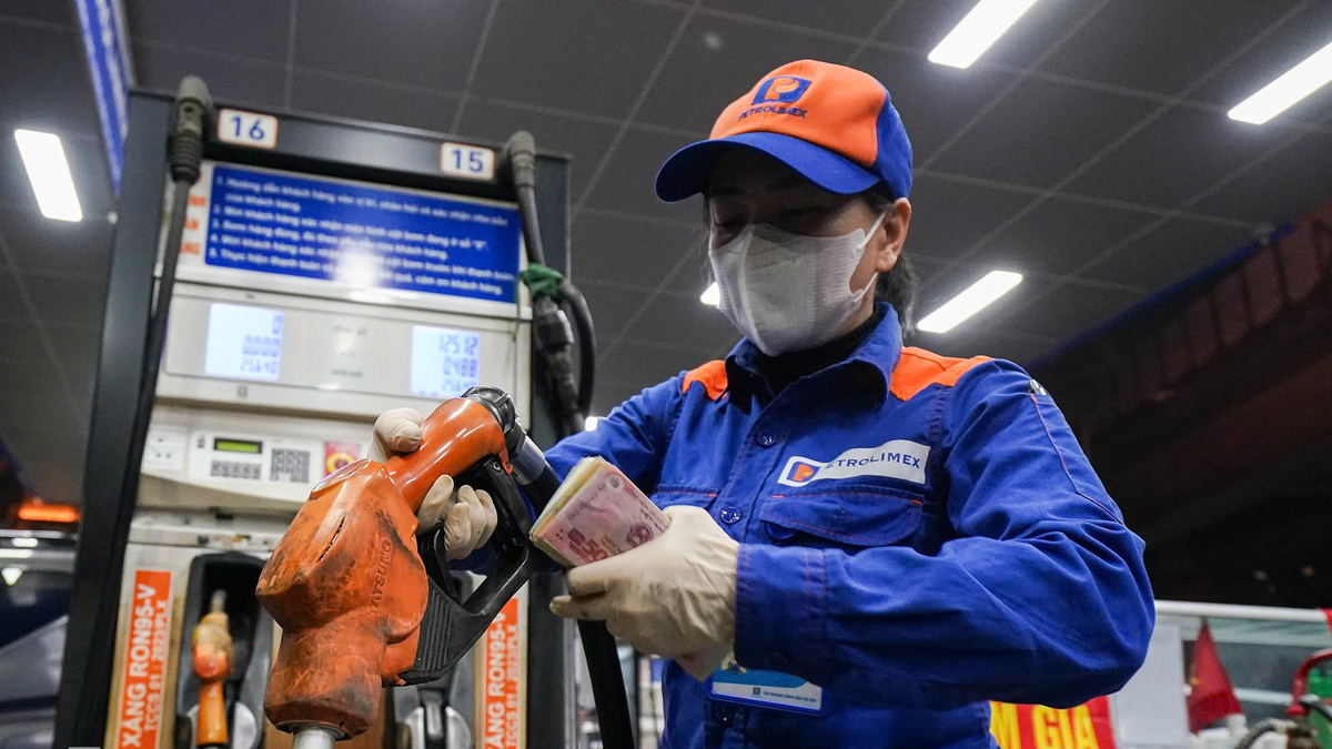 Giá xăng dầu hôm nay 8/10: Giá xăng tăng, dầu giảm