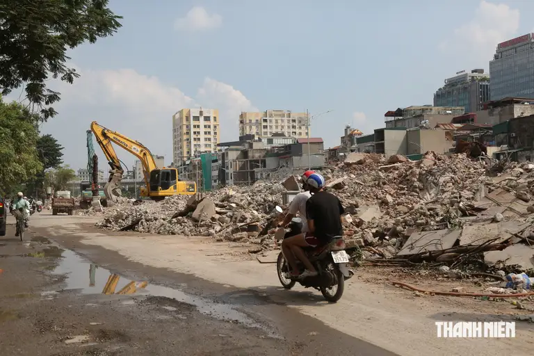 Chất thải xây dựng chất cao tại đoạn đường Đê La Thành