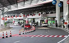 Sân bay Nội Bài vừa phân làn, nhiều trường hợp đã bị xử phạt vì lỗi này