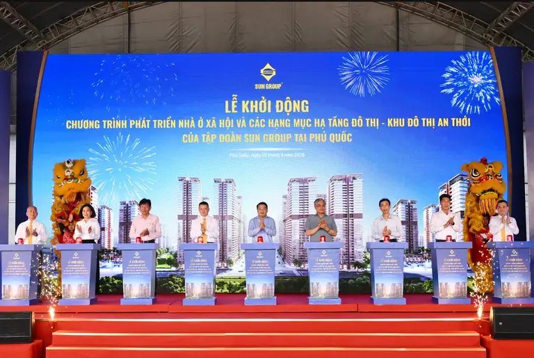 Các đại biểu thực hiện nghi thức khởi động dự án