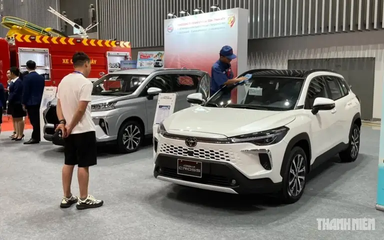 Toyota Corolla Cross HEV là mẫu ô tô hybrid bán chạy nhất thị trường Việt Nam trong tháng 7 vừa qua với 472 xe đến tay khách hàng, dù vậy vẫn thấp hơn 112 xe so với tháng trước đó. Mẫu xe này thuộc phân khúc Crossover 5 chỗ, hướng đến nhóm khách hàng mua xe sử dụng cá nhân, gia đình. Corolla Cross HEV dùng hệ thống hybrid kết hợp giữa động cơ xăng 1.8 lít (công suất 97 mã lực, mô-men xoắn cực đại 142 Nm), với một mô-tơ điện công suất 71 mã lực, mô-men xoắn 163 Nm, kết hợp hộp số vô cấp CVT, dẫn động cầu trước. Theo công bố của nhà sản, mức tiêu thụ nhiên liệu hỗn hợp của bản Corolla Cross HEV ở mức 3,67 lít/100 km. Tại Việt Nam, Toyota Corolla Cross HEV có giá bán 865 triệu đồng. Sau 7 tháng đã qua của năm 2026, tổng doanh số mẫu xe hybrid này đạt 3.272 xe