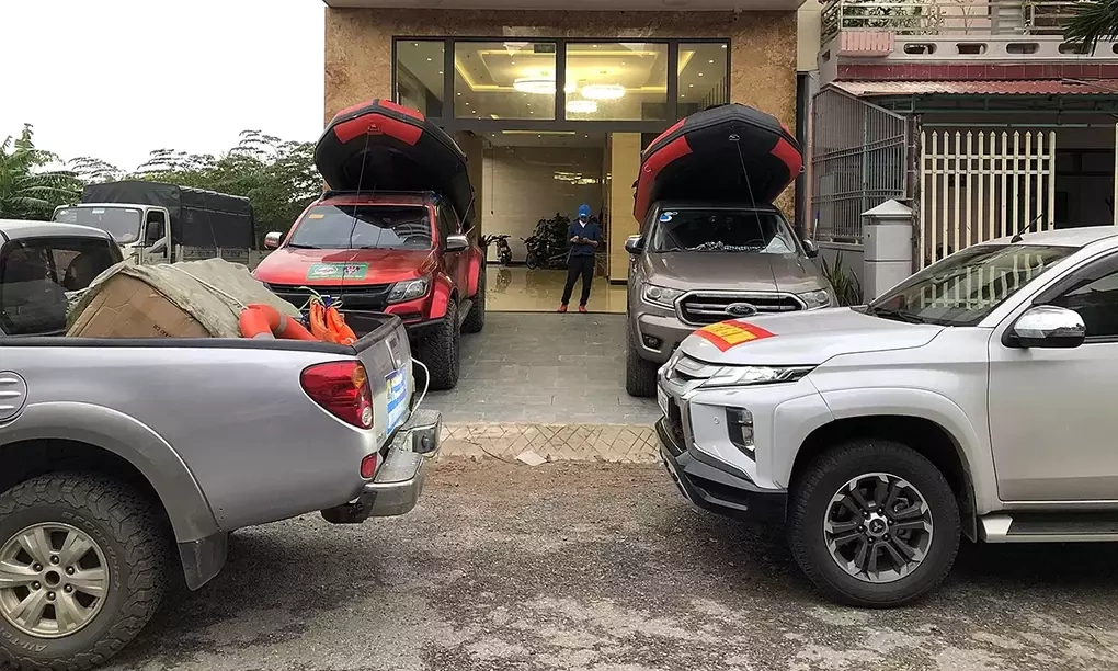 Những chiếc bán tải từ đủ thương hiệu trong một đợt cứu trợ vùng lũ Quảng Bình, năm 2020. Ảnh: Tiến Hoà