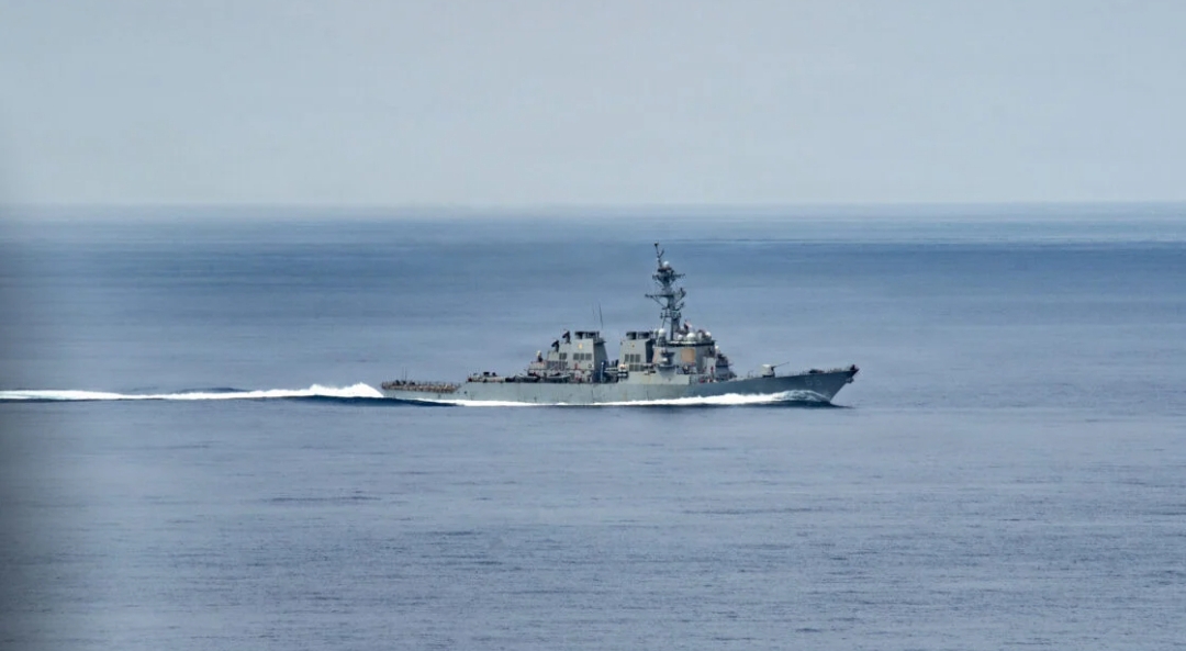 Tàu khu trục mang tên lửa dẫn đường USS Benfold của Hải quân Mỹ hoạt động trên Biển Đông ngày 23-7-2026 - Ảnh: Hải quân Mỹ