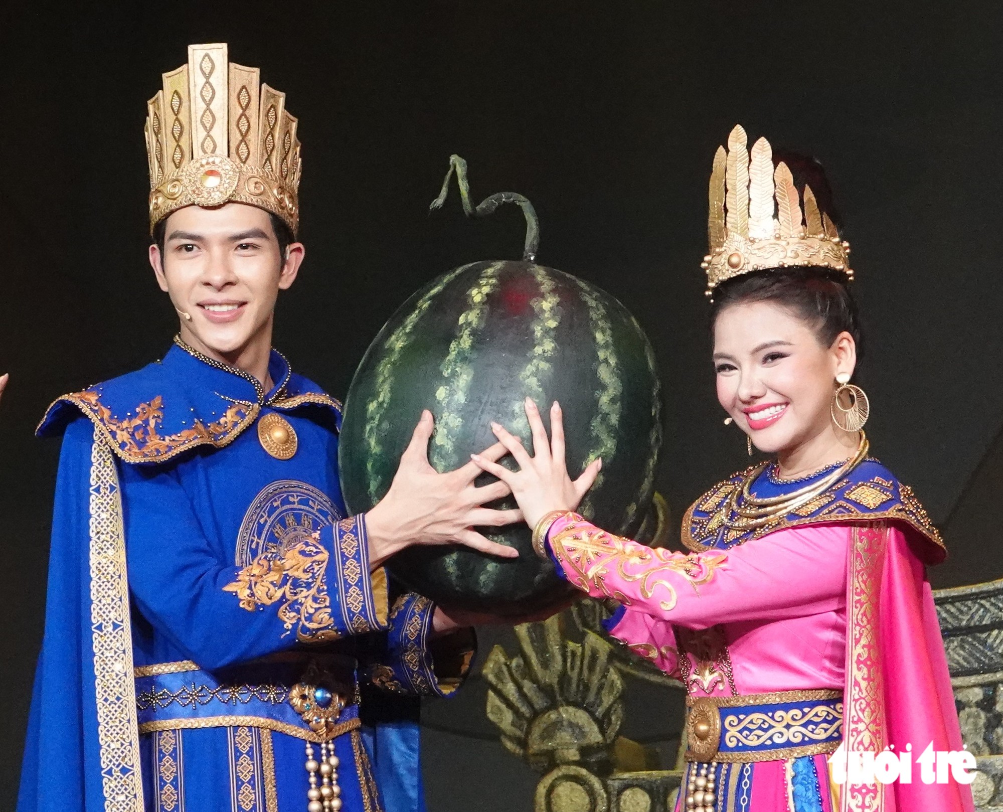 Denis Đặng và Myra Trần vai Mai An Tiêm và công chúa Mỹ Linh trong nhạc kịch Sự tích quả dưa hấu - Ảnh: LINH ĐOAN