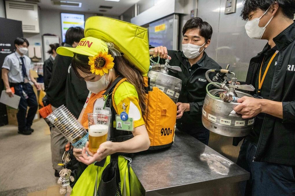 Một nữ nhân viên thay bình bia mới để phục vụ khán giả tại các sân đấu NPB. Ảnh: JT