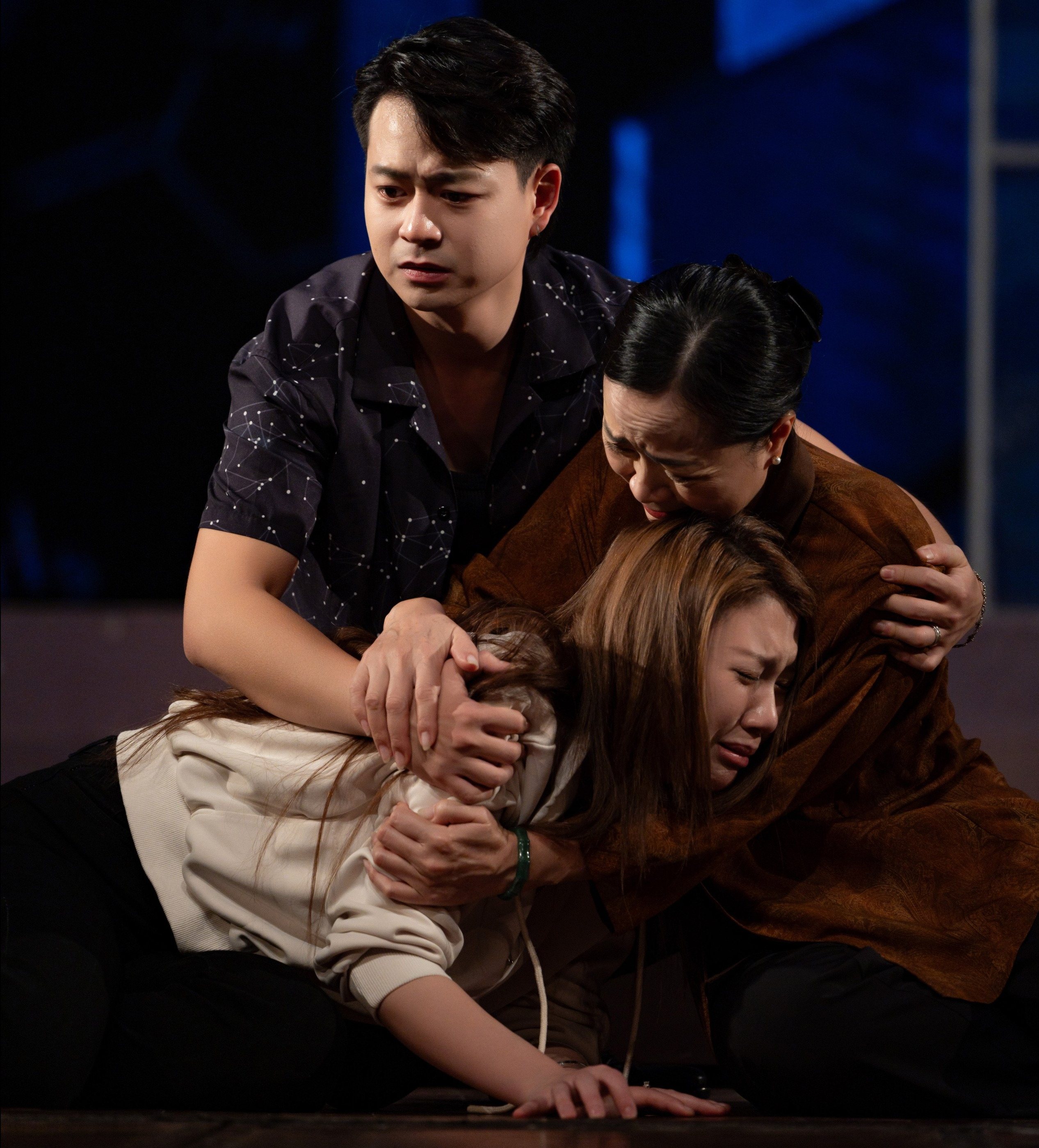Cảnh trong vở "Ai là cha tôi" - Ảnh: Nhà hát Kịch Hà Nội