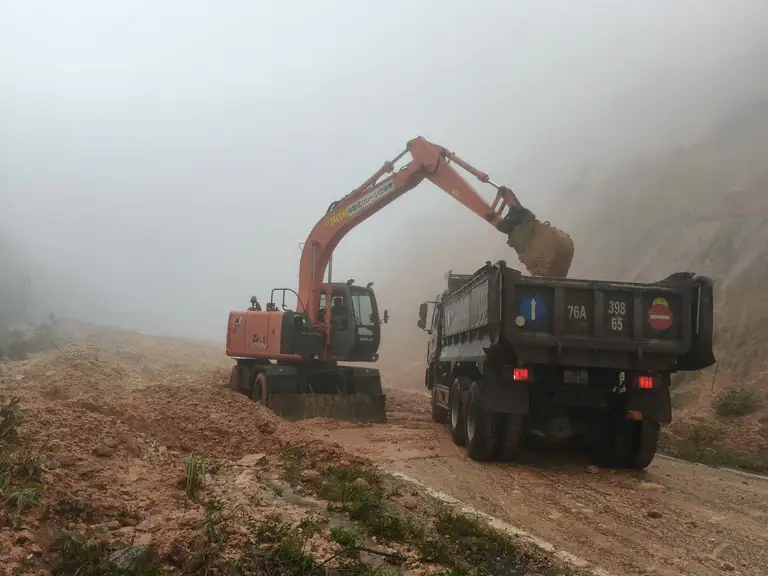 Cơ quan chức năng đưa phương tiện đến xử lý sạt lở tại đèo Văn Rơi