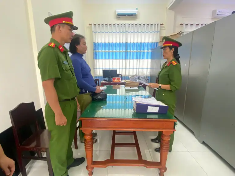 Bị can Phan Văn Nghĩa nghe cơ quan công an tống đạt các quyết định khởi tố, bắt tạm giam
