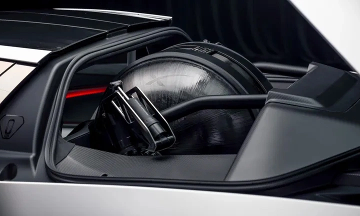 Bình khí nén trên xe Tesla Roadster. Ảnh: Motor Trend