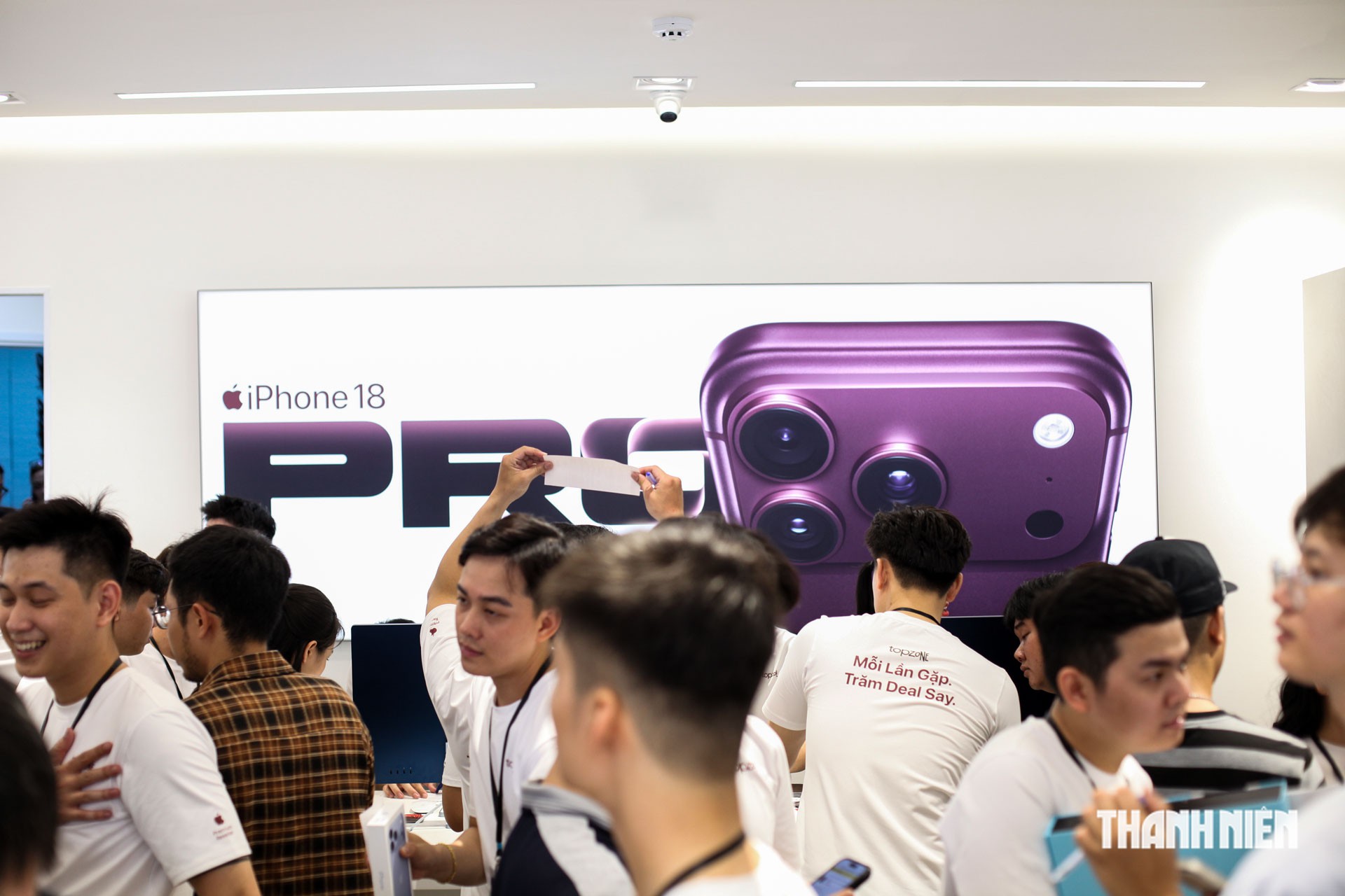Khách hàng trải nghiệm iPhone 18 Pro và Pro Max trong ngày đầu mở bán tại Việt Nam, hôm 18.9