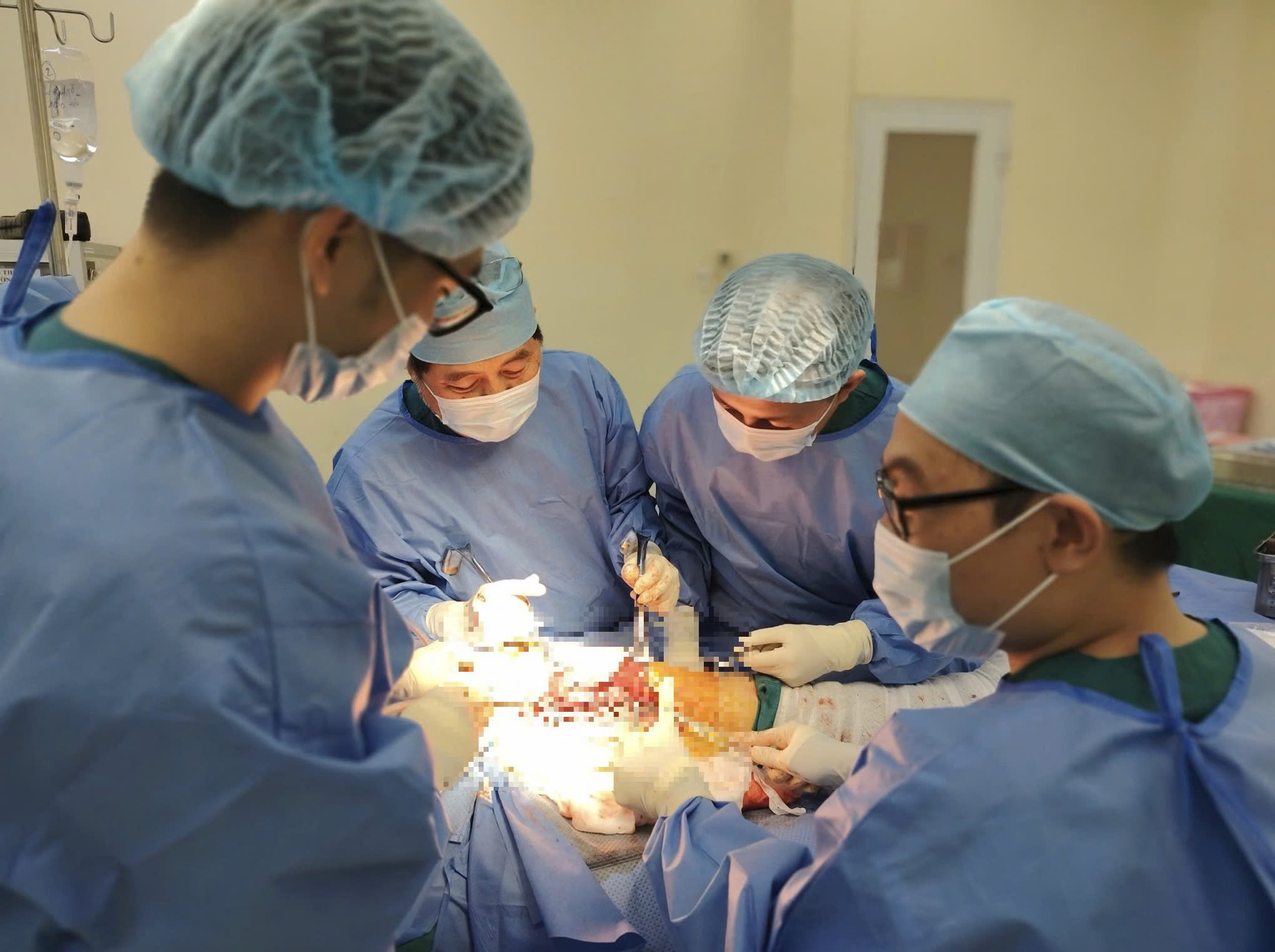 Các bác sĩ tham gia phẫu thuật cho cụ bà 100 tuổi - Ảnh: Bệnh viện cung cấp