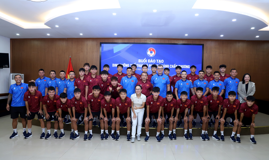 U17 Việt Nam được học về dinh dưỡng - Ảnh: VFF