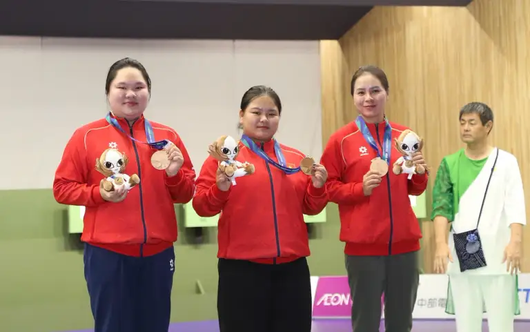 Bùi Thị Thu Thủy, Nguyễn Thùy Trang và Trịnh Thu Vinh (từ trái sang) giành HC đồng 10m súng ngắn hơi đồng đội nữ ASIAD 2026, tại trường bắn Aichi, Nhật Bản ngày 23/9/2026. Ảnh: Quý Lượng