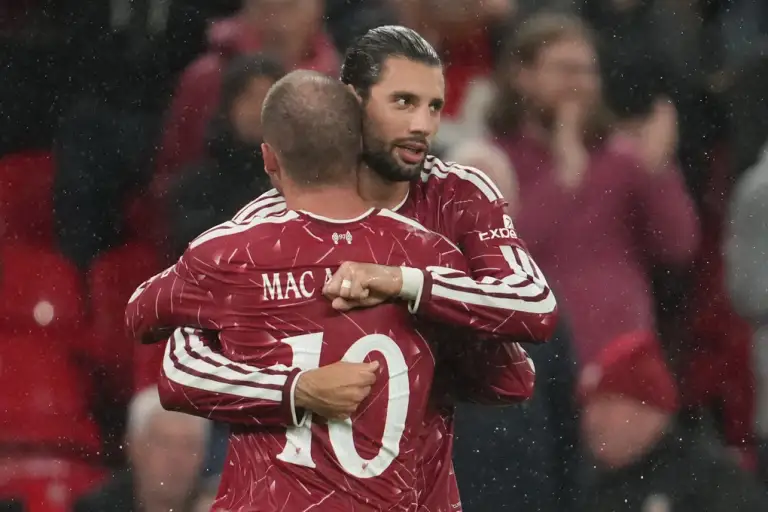 Alexis Mac Allister và Dominik Szoboszlai ăn mừng sau khi ghi bàn thứ ba cho Liverpool trong trận gặp Tottenham ở vòng ba Cup Liên đoàn Anh tại Anfield, Liverpool, Anh, ngày 15/9/2026. Ảnh: AP