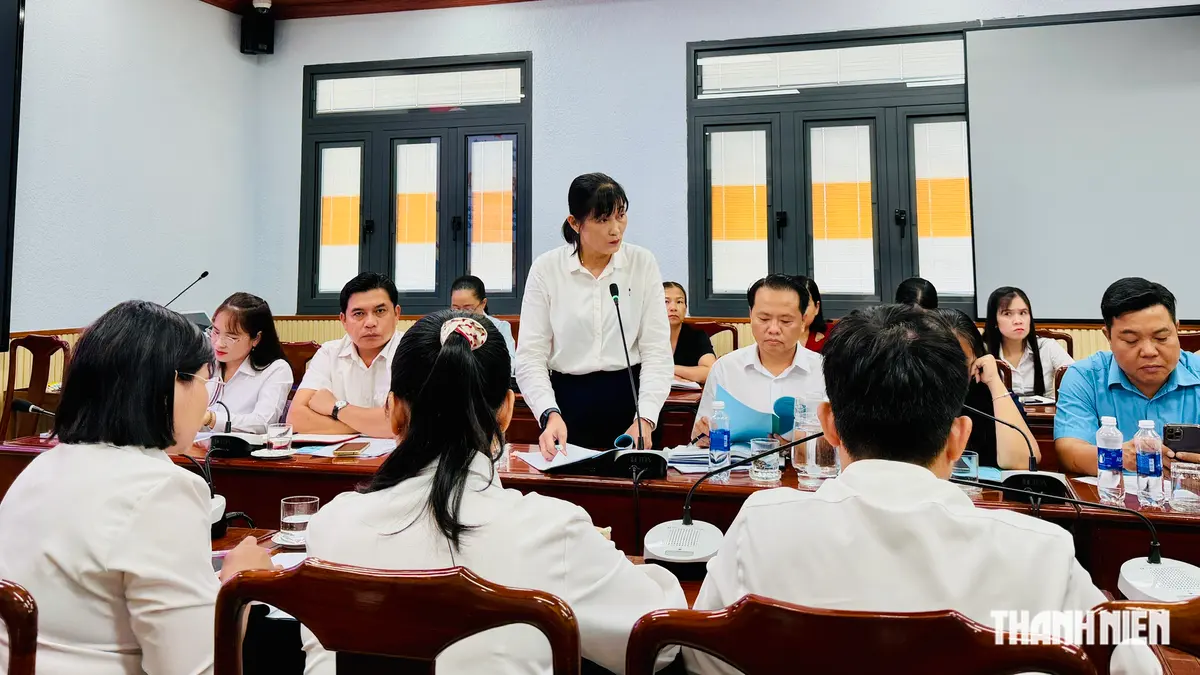 Bà Nguyễn Thị Hồng Nhi, Phó giám đốc Trạm Y tế xã Long Hòa nêu ý kiến tại buổi giám sát