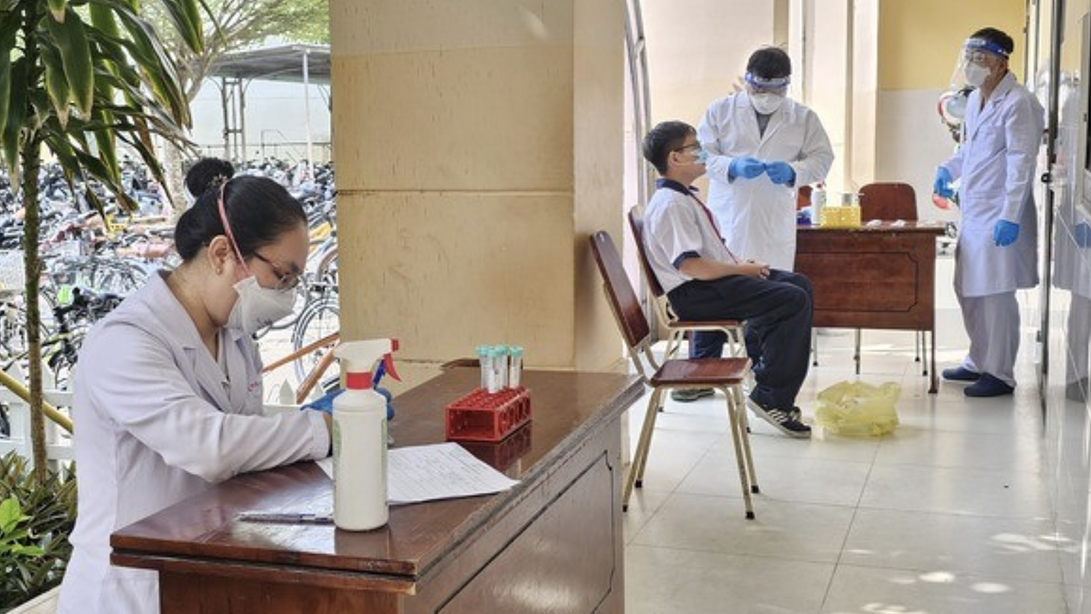 Hơn 2.000 học sinh, giáo viên trường có 4 ca não mô cầu được uống kháng sinh dự phòng